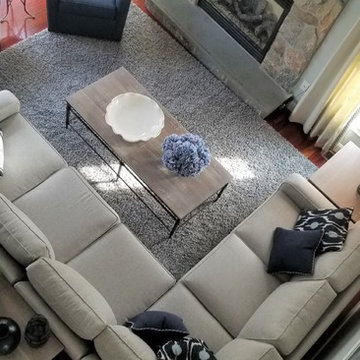 Comfortable & Cozy Livingroom with High Ceilings