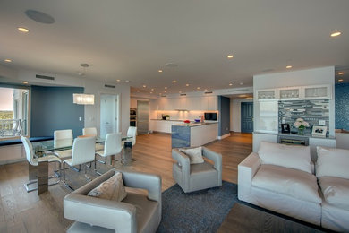 Trendy living room photo in Tampa