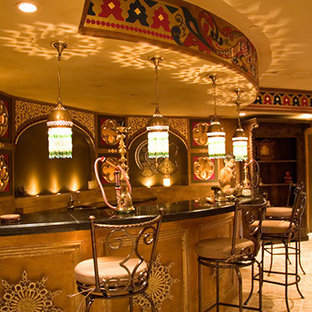 Idée de décoration pour une très grande salle de cinéma méditerranéenne fermée avec un mur rouge, un sol en calcaire et un écran de projection.