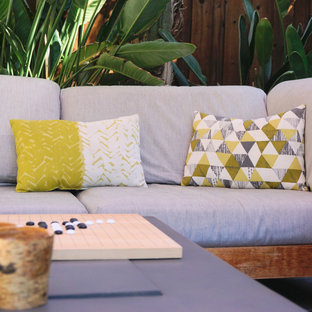 Mittelgroßer Moderner Garten im Sommer, hinter dem Haus mit Kamin, direkter Sonneneinstrahlung, Natursteinplatten und Holzzaun in San Francisco