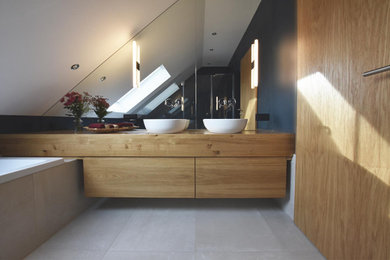 Mittelgroßes Modernes Duschbad mit flächenbündigen Schrankfronten, hellbraunen Holzschränken, Einbaubadewanne, bodengleicher Dusche, Wandtoilette, beigen Fliesen, Keramikfliesen, blauer Wandfarbe, Keramikboden, Aufsatzwaschbecken, Waschtisch aus Holz, beigem Boden, Falttür-Duschabtrennung, brauner Waschtischplatte, WC-Raum, Doppelwaschbecken, schwebendem Waschtisch, Tapetendecke und Tapetenwänden in Frankfurt am Main
