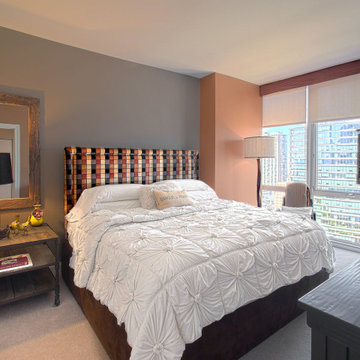 ChicagoLeather Headboard with Pin Tuck Comforter, Industrial End Table Pied-a-Te