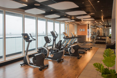 Inspiration for a modern home gym remodel in Mumbai