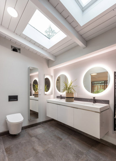 Midcentury Bathroom by Tali Hardonag Architect