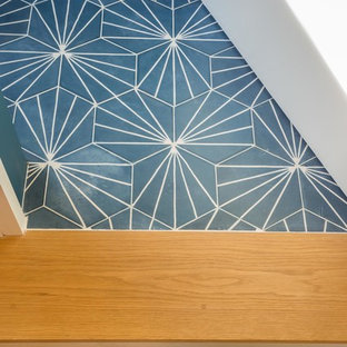 ケンブリッジシャーの中サイズのモダンスタイルのおしゃれな書斎 (青い壁、セラミックタイルの床、造り付け机、青い床) の写真