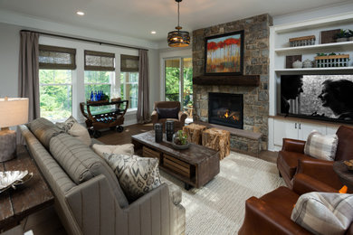 Modelo de sala de estar tradicional renovada con marco de chimenea de piedra