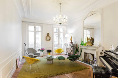 Aménagement d'un salon contemporain de taille moyenne et ouvert avec une salle de réception, un mur blanc, parquet clair, cheminée suspendue, aucun téléviseur et un sol beige.