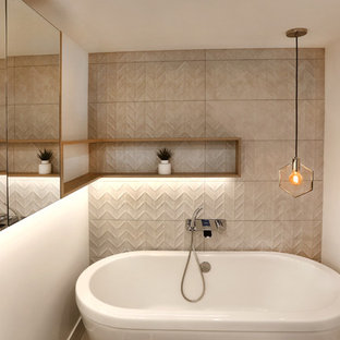 Badezimmer mit Betonboden und buntem Boden Ideen, Design & Bilder