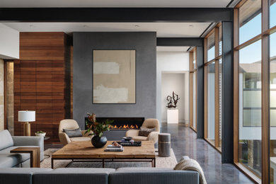 Идея дизайна: открытая гостиная комната в современном стиле с серыми стенами, бетонным полом, горизонтальным камином, серым полом, балками на потолке, фасадом камина из штукатурки и телевизором на стене