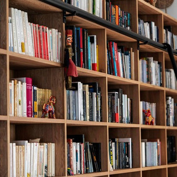 Bibliothèque sur mesure chêne brossé avec échelle métallique sur rail