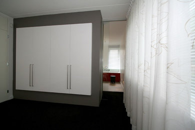 Example of a minimalist bathroom design in Amsterdam