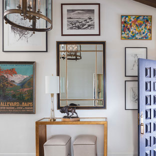 Inspiration för en mellanstor eklektisk foajé, med vita väggar, tegelgolv, en dubbeldörr, en blå dörr och flerfärgat golv