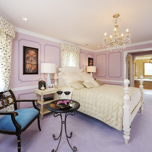 Idées déco pour une chambre avec moquette victorienne avec un mur violet et un sol violet.