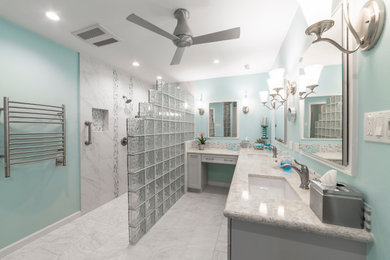 ヒューストンにあるお手頃価格の中くらいなビーチスタイルのおしゃれな浴室の写真