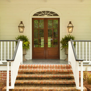 На фото: прихожая в классическом стиле с двустворчатой входной дверью и стеклянной входной дверью с