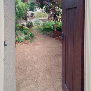 Großer Eklektischer Garten neben dem Haus mit Gartenweg, direkter Sonneneinstrahlung und Natursteinplatten in Los Angeles
