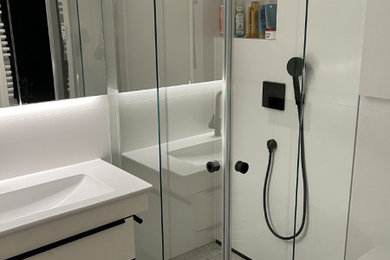 Modernes Badezimmer mit weißen Schränken, Einbaubadewanne, Einzelwaschbecken und eingebautem Waschtisch in Stuttgart