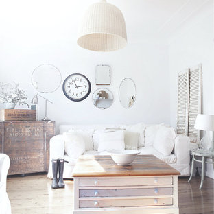 Shabby-Chic-Style Wohnzimmer mit weißer Wandfarbe und hellem Holzboden in Sydney