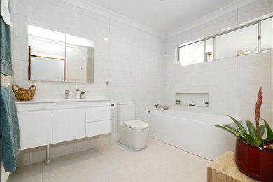 Mid-sized contemporary bathroom in Newcastle - Maitland.