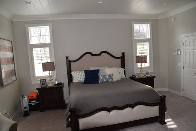 Diseño de dormitorio principal clásico grande con paredes grises y moqueta