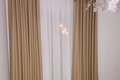 На фото: гостевая спальня (комната для гостей) в современном стиле с бежевыми стенами и полом из ламината