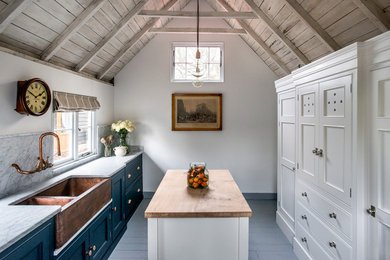 Example of a country home design design in Sussex