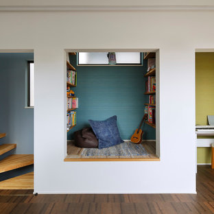 Ispirazione per un soggiorno moderno di medie dimensioni e chiuso con parquet scuro, nessun camino, nessuna TV e pareti multicolore