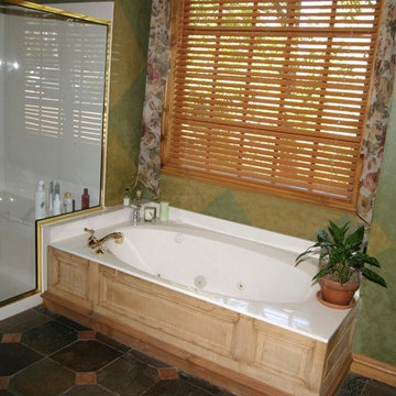 French Country Cottage w/walk-out basement: Bath Room