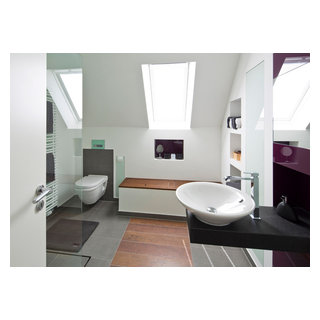 Elternbad mit geräumiger Sitzbank und viel Stauraum - Modern - Badezimmer - Hamburg - von baqua
