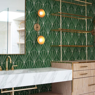 Modelo de cuarto de baño principal, actual, grande, con armarios abiertos, puertas de armario de madera clara, bañera empotrada, ducha abierta, baldosas y/o azulejos blancas y negros, baldosas y/o azulejos de mármol, paredes verdes, suelo de mármol, lavabo integrado y encimera de mármol