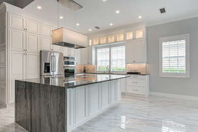 Kitchen - modern kitchen idea in Miami