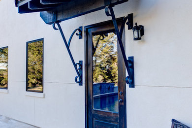 Example of a tuscan entryway design in Austin
