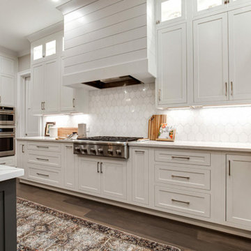 Oconomowoc Elegance: A Chef's Dream Kitchen by the Lake