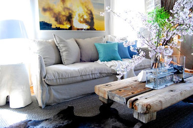 Example of an eclectic living room design in New York