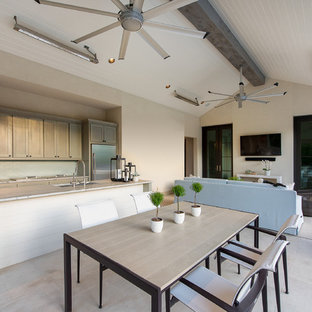 Großer Moderner Infinity-Pool hinter dem Haus in rechteckiger Form mit Betonplatten in Dallas