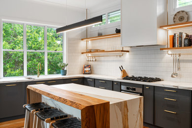 Inspiration for a traditional kitchen in Brisbane.