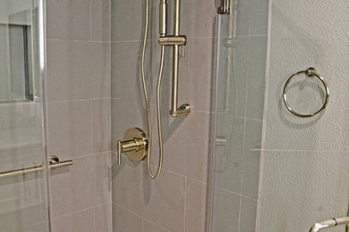 Example of a minimalist bathroom design in Los Angeles