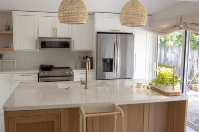 Example of a kitchen design in Miami