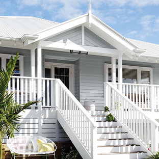 Inredning av ett maritimt stort grått hus, med två våningar