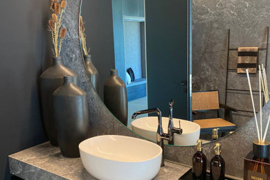 Großes Modernes Badezimmer En Suite mit offenen Schränken, schwarzen Schränken und eingebautem Waschtisch