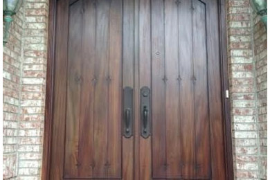 デンバーにある広いトラディショナルスタイルのおしゃれな玄関ドア (茶色いドア) の写真