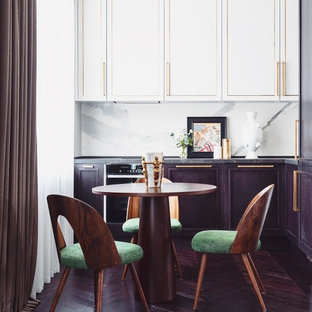 Idee per una piccola cucina classica con lavello sottopiano, ante a filo, ante bianche, top in marmo, paraspruzzi bianco, paraspruzzi in marmo, elettrodomestici neri, parquet scuro, nessuna isola, pavimento viola e top nero