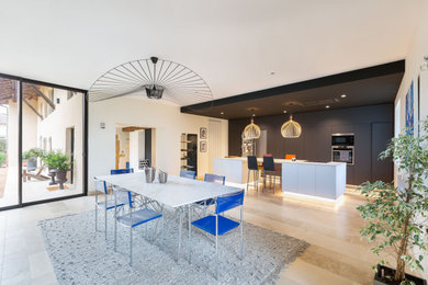 Idée de décoration pour une grande salle à manger ouverte sur le salon design avec un sol en carrelage de céramique, un sol beige et un plafond décaissé.