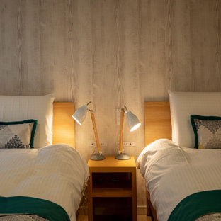 Foto de habitación de invitados escandinava, de tamaño medio, con paredes blancas, suelo de contrachapado y suelo beige