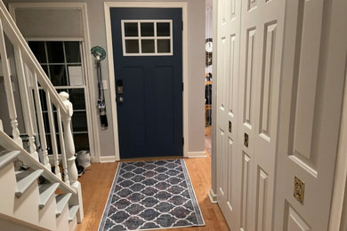 Foto de hall tradicional renovado pequeño con paredes grises, suelo de madera clara, puerta simple, puerta azul y suelo beige