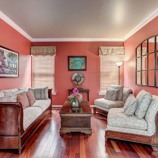 Esempio di un piccolo soggiorno contemporaneo con pareti rosse e pavimento in legno massello medio