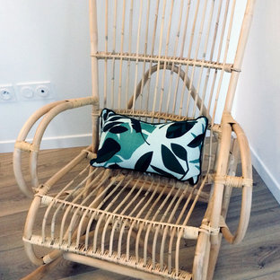 Imagen de biblioteca en casa abierta, mediterránea, pequeña, sin televisor, con paredes blancas y suelo laminado