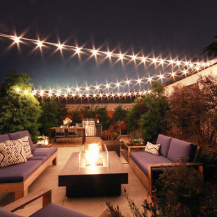 ロサンゼルスの中サイズのモダンスタイルのおしゃれな裏庭 (ファイヤーピット、半日向、コンクリート敷き ) の写真