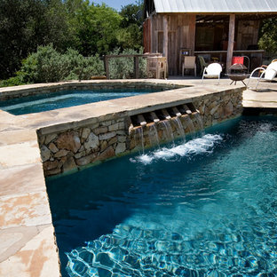オースティンの中サイズのオーダーメイドカントリー風おしゃれなプール (天然石敷き) の写真