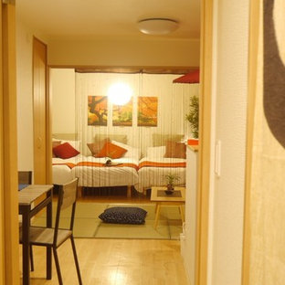 Foto di una piccola camera degli ospiti etnica con pareti bianche e pavimento in vinile